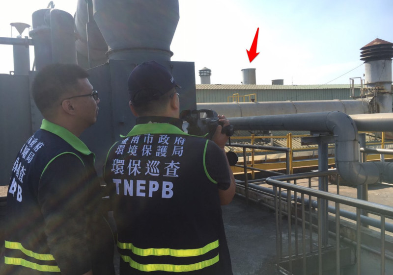 台南市環保局查獲1化學工廠緊急排放有煙流   圖：環保署／提供