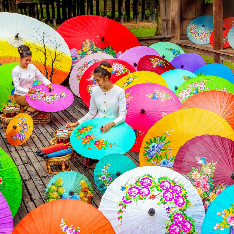 清邁的博桑傘村距離清邁市區約9公里，手工製作的精緻傘面已有超過200年歷史傳承。圖：翻攝自泰國觀光局網站