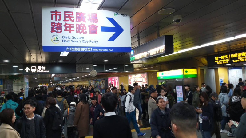 台北捷運公司表示，截至18時為止，捷運全線總運量約168.1萬人次，比去年同期增加38.6萬人次。   圖：台北捷運/提供