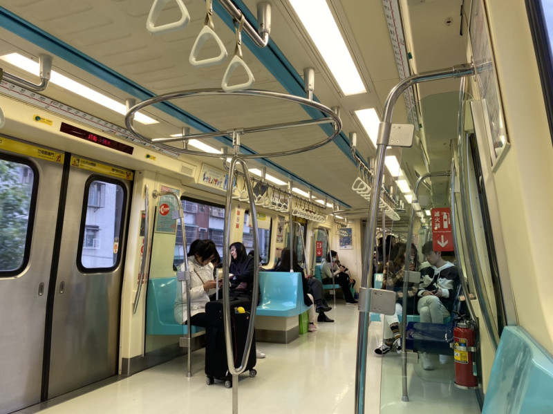 乘客搭乘台北捷運時遺落的各種東西，最後都會由北捷公司代為處置。   圖：閻芝霖/攝