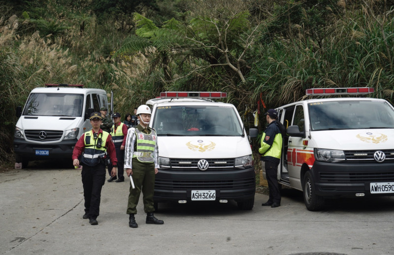 黑鷹直升機迫降事件，警消人員與救護車在烏來登山口待命。   圖：張良一/攝