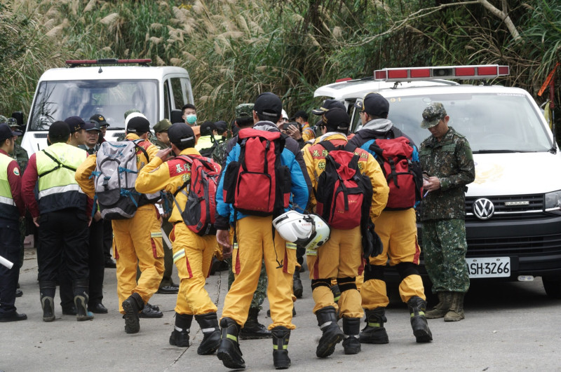 黑鷹直升機迫降事件，警消人員與救護車在烏來登山口待命,準備進山搜救，總計有300多人。   圖：張良一/攝