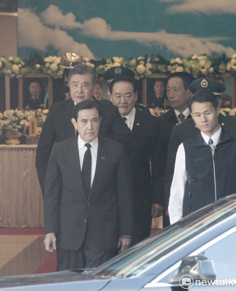 前總統馬英九在前國防部長高華柱的陪同下，向罹難的參謀總長沈一鳴靈前致意。   圖：張良一/攝