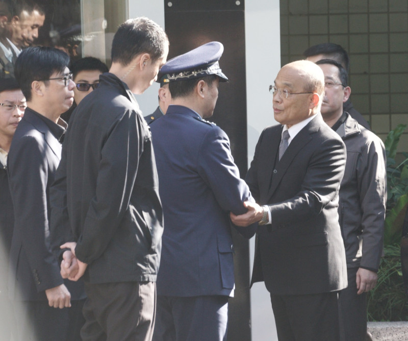 行政院長蘇貞昌到三總懷德廳，向罹難的參謀總長沈一鳴靈前致意。   圖：張良一/攝