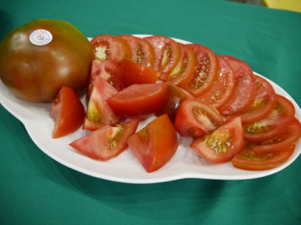 黑柿番茄沒全熟之前會帶著深綠色，全熟之後會轉為紅色，通常作菜食材是使用此品種。   圖：台南農業局/提供