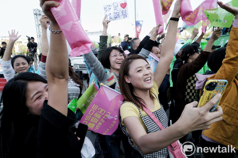民進黨總統候選人蔡英文在彰化員林掃街，一些年輕人高舉手舉牌向蔡英文總統加油！   圖：張良一/攝