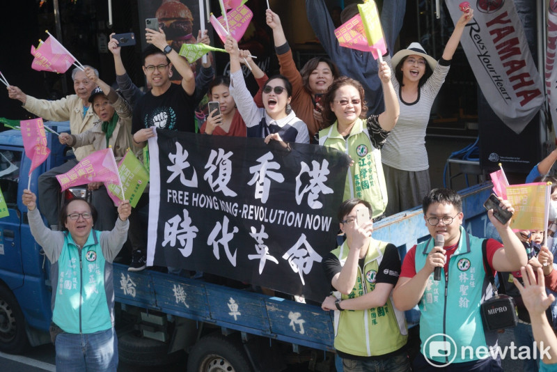 小英支持者高舉「撐香港」旗幟，向她加油打氣。   圖：張良一／攝（資料照片）