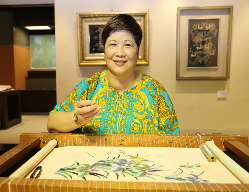 劉千韶藝師已有40多年的刺繡經歷，熟知並能正確體現刺繡工藝的知識、技藝與文化表現形式；精熟於辟絲捻線與刺繡的各式針法，是刺繡工藝界之翹楚   圖：文化部/提供