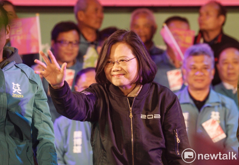 民進黨總統候選人蔡英文參加新竹竹北場造勢晚會後，向現場上萬名民眾致意。   圖：張良一/攝