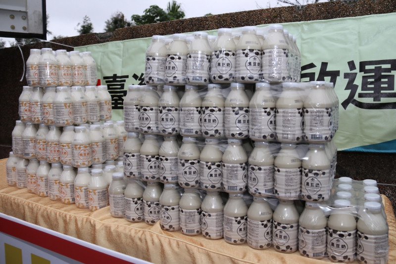 台中市中都農業生產合作社與正康食品有限公司合作，攜手推出由台灣產銷履歷非基改大豆製成的「Jacksoy純豆奶、Jacksoy黑豆奶」，成功試銷日本   圖：農糧署/提供