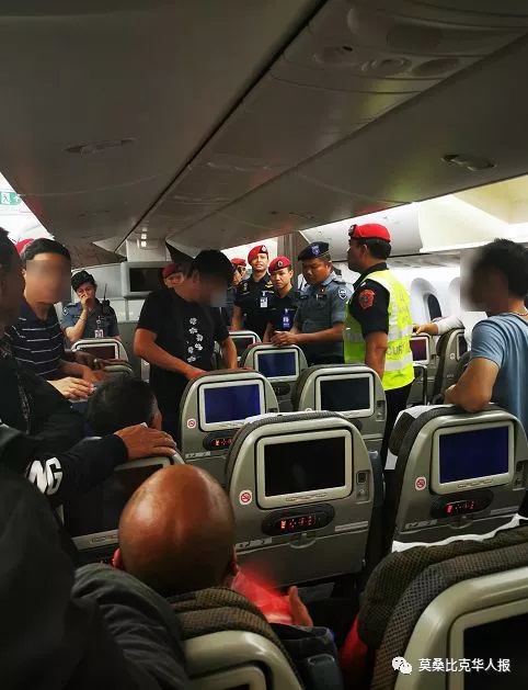 警方對機上乘客進行搜身。 圖 : 翻攝自微信號 / 莫桑比克華人報