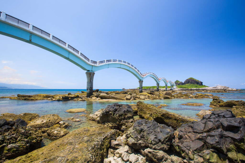 三仙台的跨海拱橋已成為東海岸極為著名的地標。圖：翻攝自東部海岸國家風景區網站