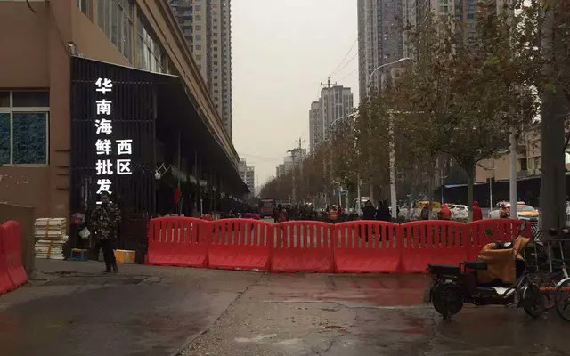 武漢市疫情防控指揮部23日凌晨宣告，全市公共交通工具全面停駛，市民無特殊原因不得離開武漢，機場、火車站等管道暫時封閉。   圖：翻攝自推特