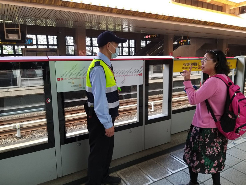 台北捷運公司今（24）日表示，台北捷運、貓空纜車、兒童新樂園及台北小巨蛋等第一線服務人員，自即日起值勤時全面配戴口罩，以維安全健康。   圖：台北捷運公司/提供