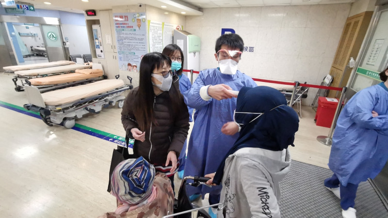 武漢肺炎擴散，台灣疫情嚴峻，現在進入彰化基督教醫院都要量體溫。   圖：彰化基督教醫院/提供