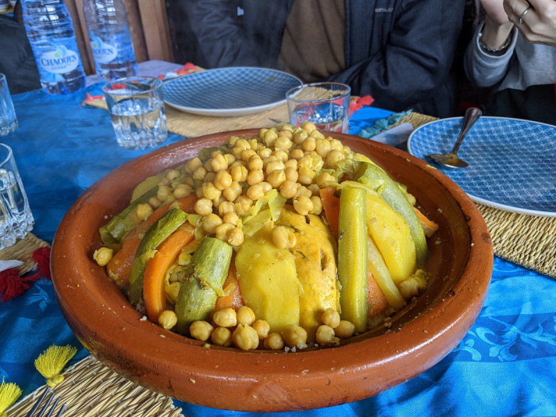 摩洛哥飲食文化中最著名的就是塔吉鍋料理，帽子狀的塔吉鍋適合燉煮、悶蒸食物，在街頭或餐廳中都不可或缺。圖：謝佳真／攝
