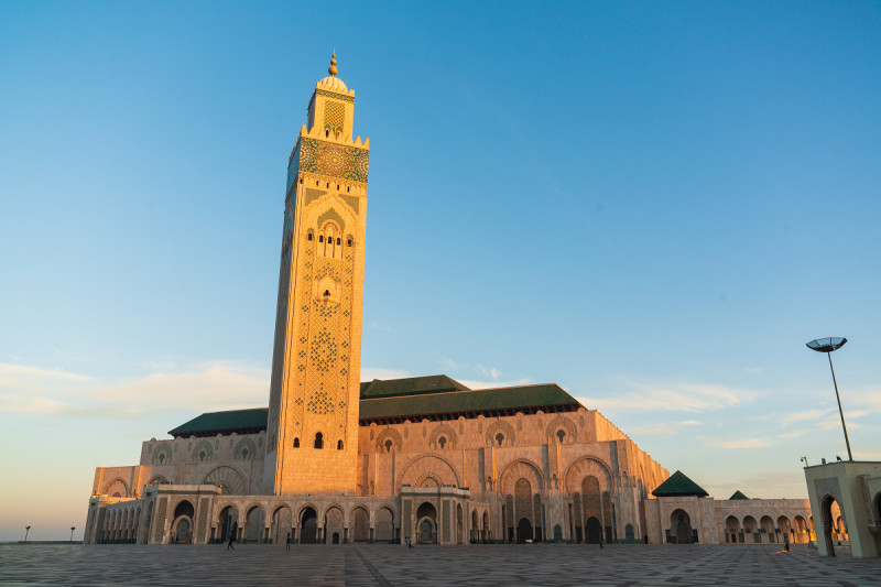 哈桑二世清真寺在夕陽餘暉下被染成橘色。圖：謝佳真／攝