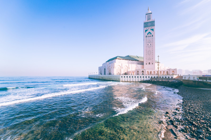 「Casablanca」在西語中為「白色房屋」，而最具代表性的景點哈桑二世清真寺通體潔白，為這座城市下最好註腳。圖：謝佳真／攝