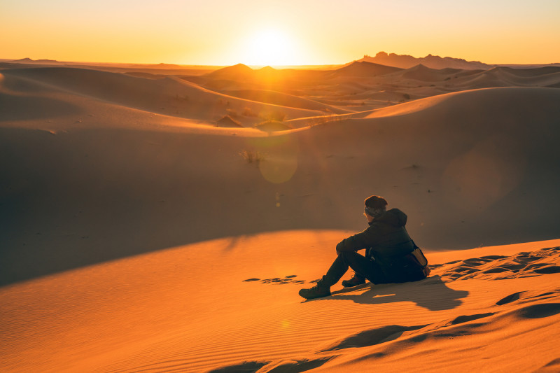 沙漠在晨昏的光線下成呈現令人迷醉的褐色與豐富立體感。圖：謝佳真／攝