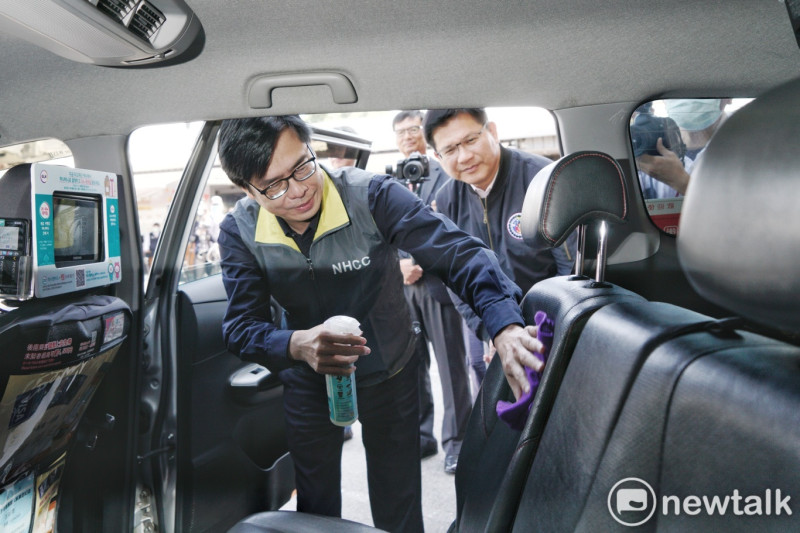 行政院副院長陳其邁、交通部長林佳龍到台灣大車隊視察計程車業者防疫整備情形。   圖：張良一/攝