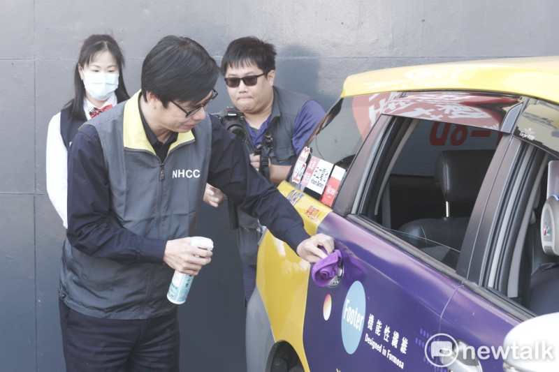行政院副院長陳其邁今（19）天中午到台灣大車隊視察計程車業者防疫整備情形。   圖：張良一/攝