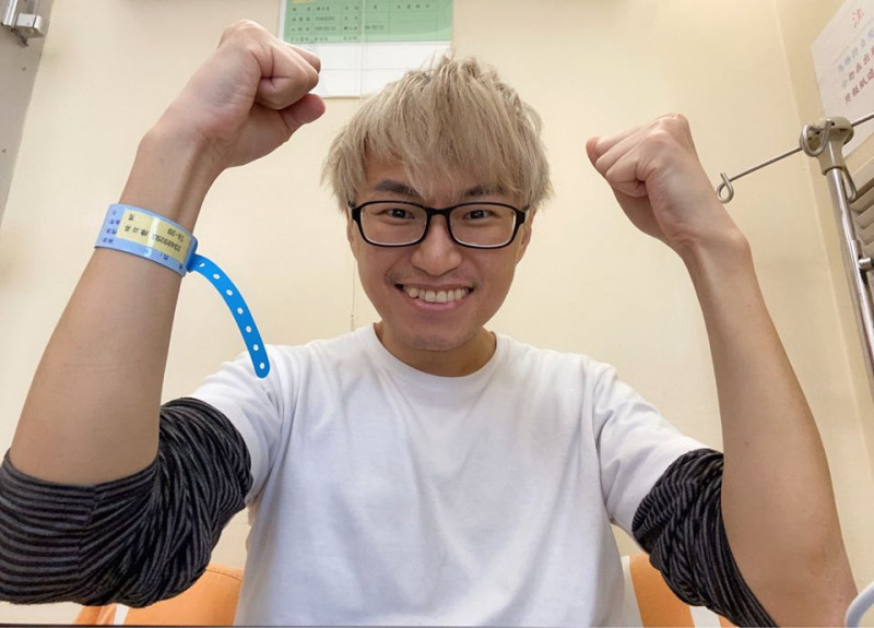 先前也困在郵輪上的魔術師陳日昇表示，等報告出爐跟等大學放榜一樣緊張忐忑，並開心喊話「大家加油」。   圖：取自陳日昇粉絲專頁