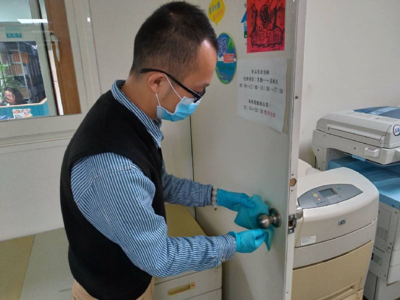 台南市衛生局表示，光滑的門把受病毒污染最容易留存，要用200ppm的漂白水，濃度不夠無法殺死病毒   圖：台南市衛生局/提供