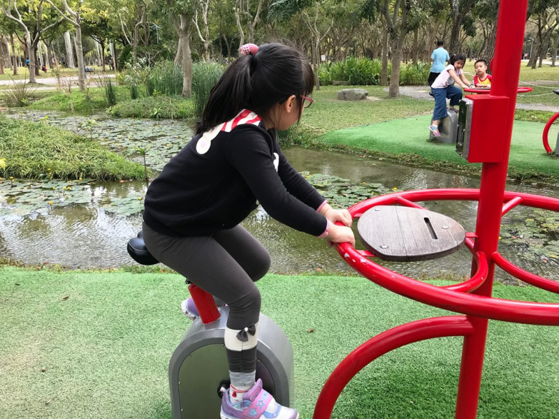 大安森林公園小朋友開心踩腳踏車運動。 圖/朱蒲青/攝