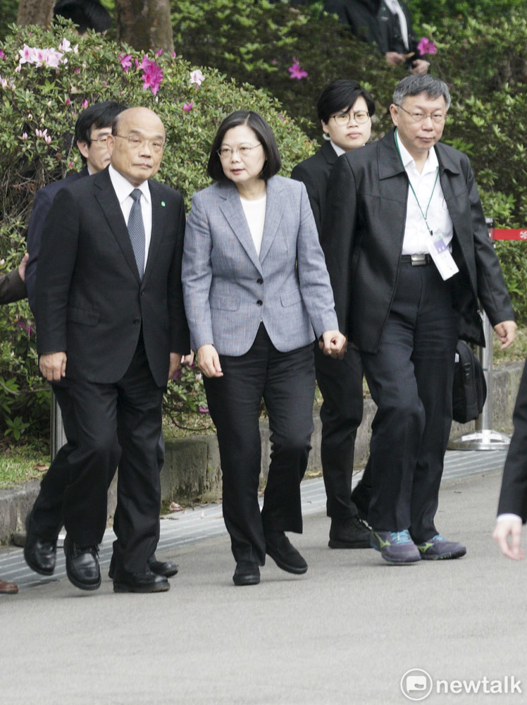 總統蔡英文在行政院長蘇貞昌 、台北市長柯文哲等人的陪同下，出席二二八事件73週年中樞紀念儀式。   圖：張良一 /攝