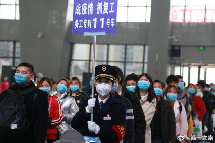 中國疫情工作領導小組9日表示，五一連假禁止跨省、跨境旅遊。（圖為日前中國復工，排隊等搭車的民眾皆戴口罩）   圖：翻攝自微博(資料照片)