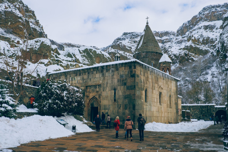 格加爾德修道院被氣勢雄峻的上阿扎特山河谷包圍，冬天時皚皚白雪覆蓋，雖然美麗卻冷到手腳僵硬。 圖：謝佳真／攝