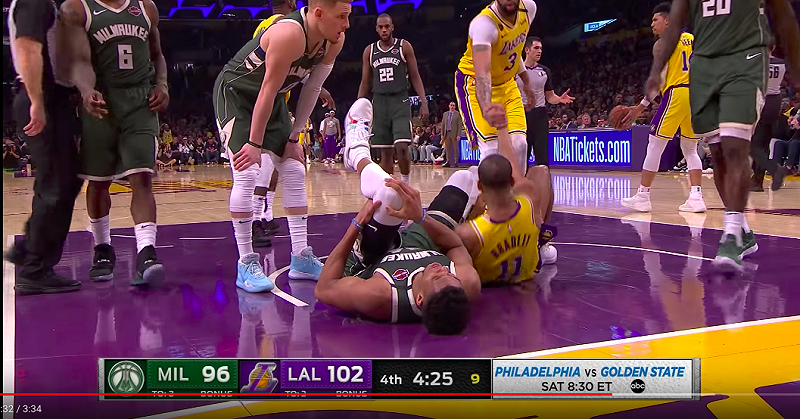 字母哥Giannis Antetokounmpo日前左膝不適。   圖：擷取自Youtube