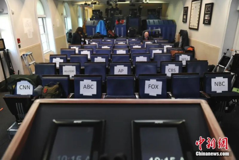 在武漢肺炎肆虐的情況下，連白宮記者簡報室也變得空蕩蕩。   圖：翻攝自中新網