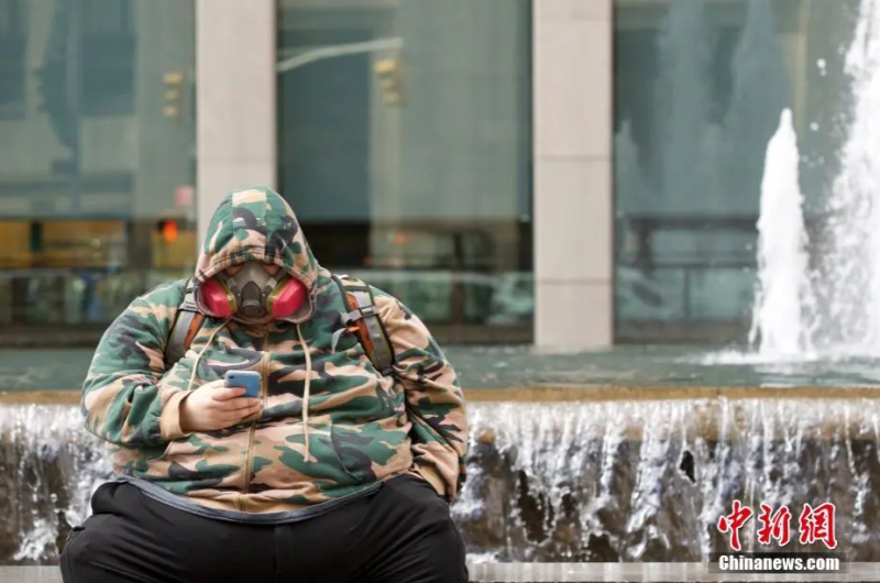 因應武漢肺炎，紐約街頭有民眾戴防毒面具。   圖：翻攝自中新網
