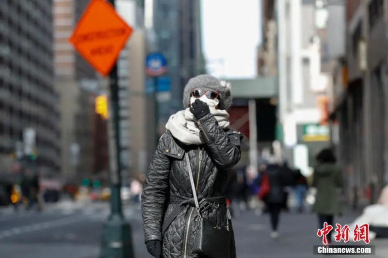 民眾配戴口罩走在紐約街頭。   圖：翻攝自中新網