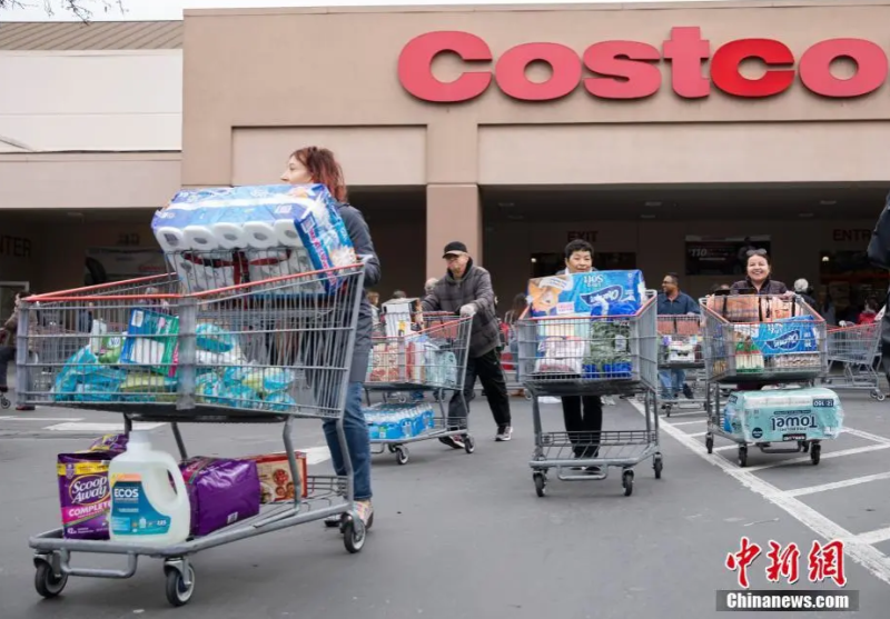 美國民眾到Costco搶購衛生紙等必需品。   圖：翻攝自中新網