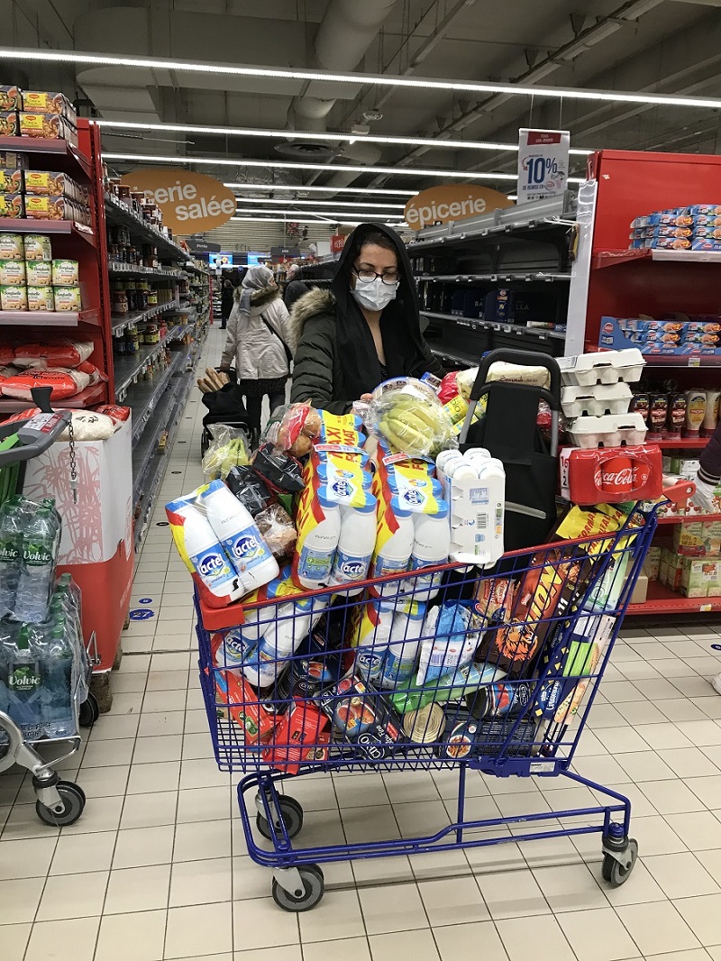 法國確診確診病例直線上升後，各地超市這幾天都出現搶購潮。 圖：蔡筱穎/攝