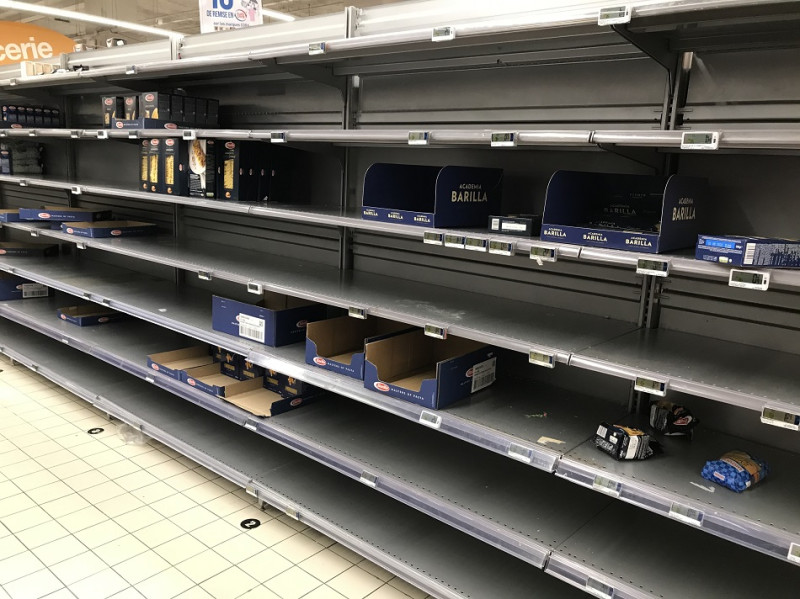 法國超市貨架上的商品幾乎被搶購一空。 圖：蔡筱穎/攝