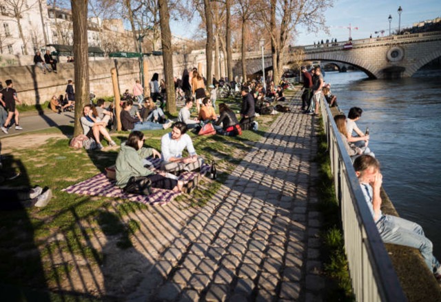 巴黎人無懼疫情爆發，幾乎是傾巢而出的在公園在塞納河畔，或坐或臥的享受春光明媚。 圖：蔡筱穎/攝