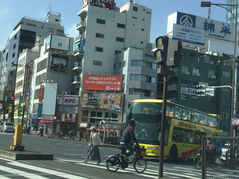 東京是賞櫻季節，因為死亡人數還不多，防疫動作歲不錯，但是相對逐漸鬆懈下來，開天窗式的遊覽巴士依然生意不錯。 圖：劉黎兒/攝