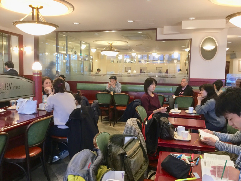 東京23日各地cafe也還是有很多人，精神逐漸鬆懈下來，跟普通日常沒兩樣，幾乎不戴口罩 圖：劉黎兒/攝