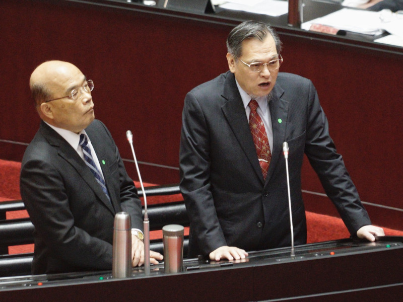 行政院長蘇貞昌、陸委會主委陳明通在立院院會備詢。   圖：張良一/攝