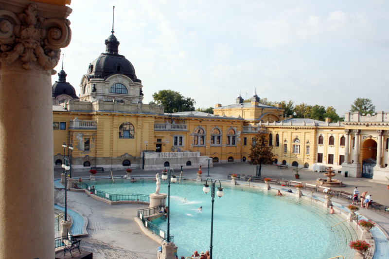 賽切尼溫泉是全歐最大溫泉場，也是布達佩斯最具代表性的溫泉場。 圖：翻攝自Széchenyi Bath官網 