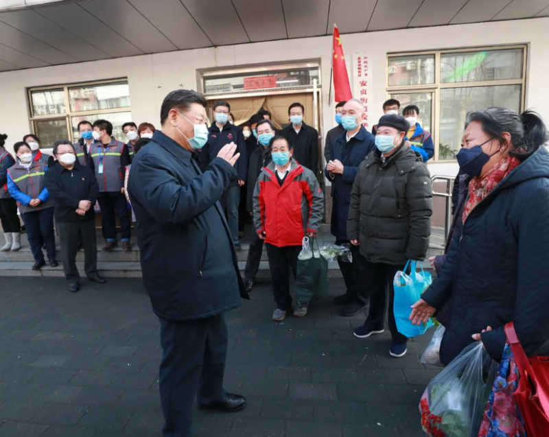 習近平2月10日至北京市朝陽區安貞街道安華里社區考察時，戴著口罩。 圖：翻攝自觀察者網