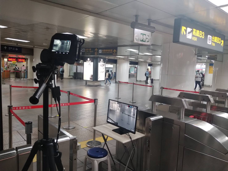 北捷在台北車站、西門站、市政府站設置紅外線熱顯像儀量測體溫，未來也會針對大站設置。 圖：北捷／提供