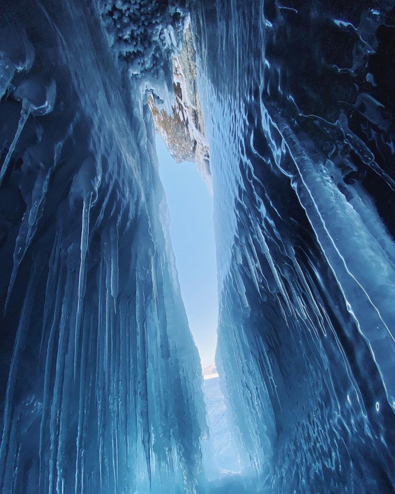 置身冰凍垂下的冰簾幕中，有探索洞穴的神祕感。 圖：IG@rainzoe_foto／攝影授權