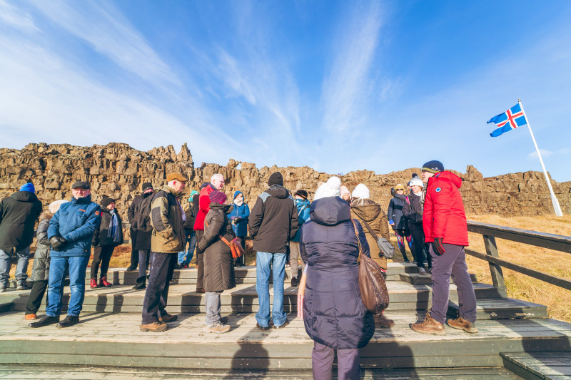 昔日議會舉辦地點，冰島的國旗在風中飄揚，現在已經成為遊客來此拍合照的大平台。 圖：謝佳真／攝