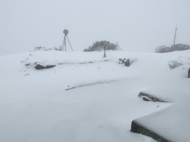 根據中央氣象局通報，玉山自昨（6）日早上7時10分開始降雪，至今（7）日早上6時40分積雪14.5公分   圖：中央氣象局玉山氣象站/提供