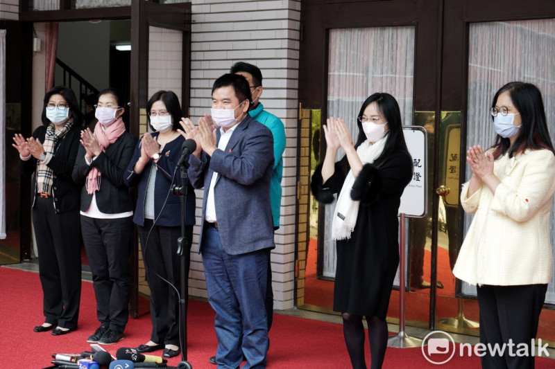多位民進黨籍立委今日在立法院議場前一起鼓掌，為感謝在這段時間防患武漢肺炎疫情，守護台灣人健康的醫護人員和志工的辛苦付出。   圖：張良一/攝