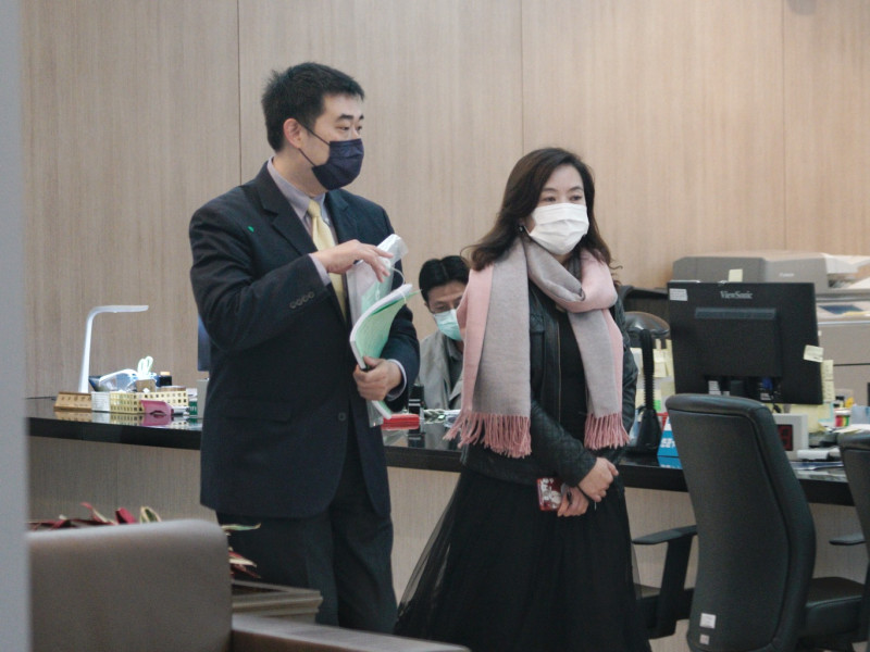 律師葉慶元和韓國瑜前幕僚王淺秋到台北高等行政法院呈遞行政訴訟停止執行聲請狀。   圖：張良一/攝